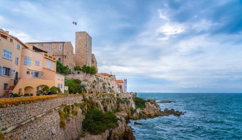 Nice Renting - MASSENA - LOFT - HEART of VIEIL ANTIBES - THE MARKET WITH SEA VIEW photo 7