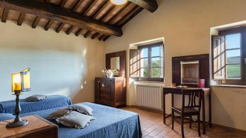 Postel nebo postele na pokoji v ubytování PODERE COLLELUNGO 14, Emma Villas