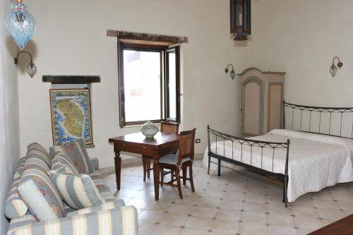 オートラントにあるCasaulmiのベッドルーム1室(ベッド1台、テーブル、ソファ付)