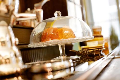 a glass dish with oranges in it on a table at Saint SHERMIN bed breakfast & champagne in Vienna