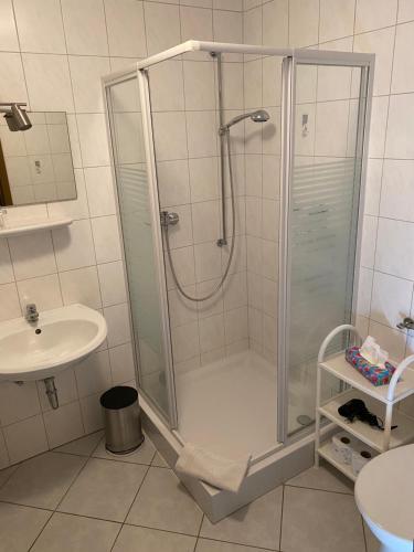 ベルンカステル・クースにあるFerienweingut Peter-Jos. Hauthのバスルーム(シャワー、シンク付)