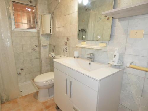 Ванная комната в Anacasa Bassetes Playa San Fernando CA550