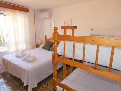 1 dormitorio con 2 literas y ventana en Anacasa Bassetes Playa San Fernando CA550, en Oliva