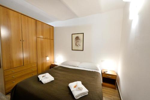 sypialnia z łóżkiem i dwoma ręcznikami na nim w obiekcie Perugia Apartments w mieście Perugia
