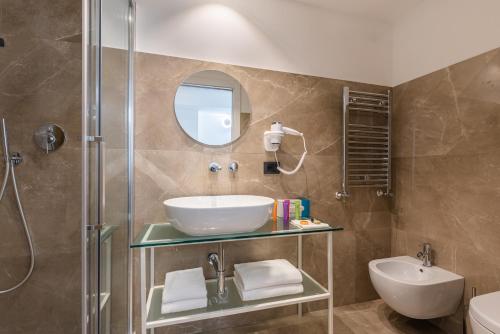 bagno con lavandino e doccia di Mercure Roma Centro Termini a Roma