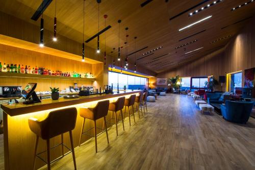 Area lounge atau bar di Oakridge Hotel & Spa