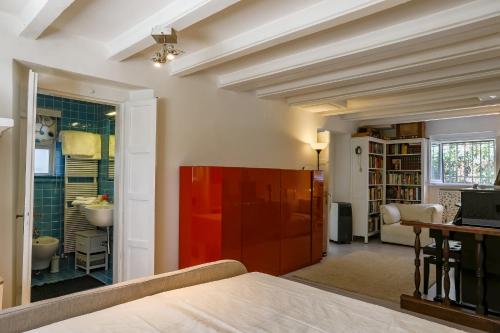1 dormitorio con 1 cama y escritorio con ordenador portátil en VILLA CORONA 8, Emma Villas en Cattolica