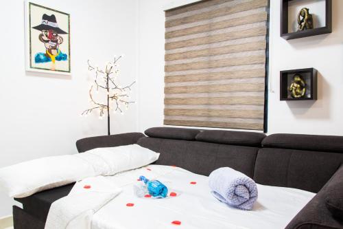 una sala de estar con un sofá y una mesa en Villa Garoed, en Playa Blanca