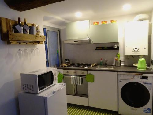 a small kitchen with a microwave and a stove at Crêuza da me in Genova