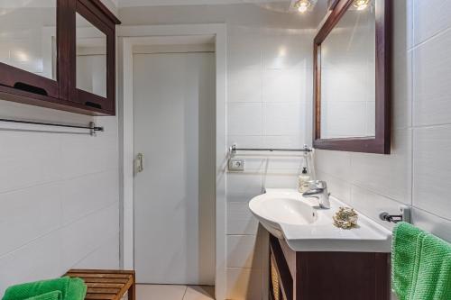 un baño con lavabo y ducha en Azahara Playa III, en Arona