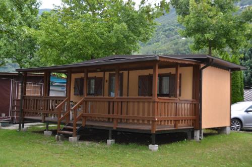 a modular home with a roof on a yard at Camping Hotel Au Lac De Como in Sorico