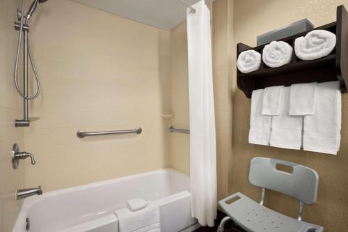 Bathroom sa La Quinta Inn & Suites by Wyndham Richmond-Midlothian