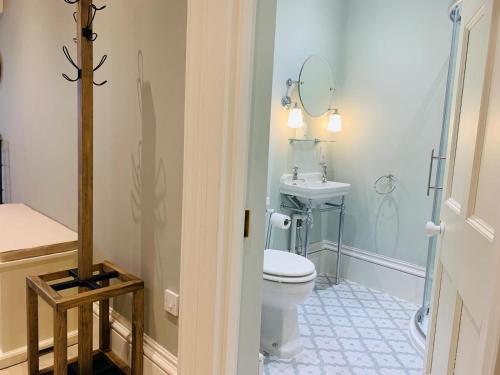 ein Badezimmer mit Toilette und Waschbecken in der Unterkunft Garden Flat in Charmouth