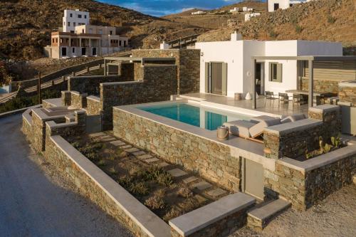 Villa con piscina y casa en Phos Villas Tinos, en Agios Romanos