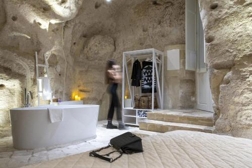 baño con bañera y espejo para una persona en Le Dimore Dell' Idris, en Matera