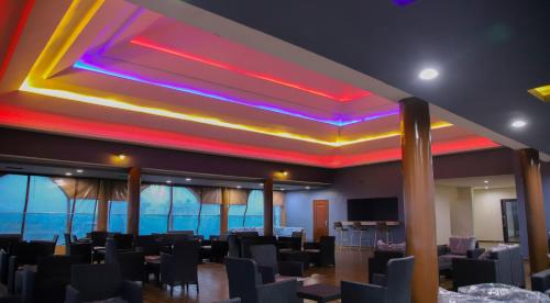 a conference room with chairs and a colorful ceiling at Hotel La Casa Cielo in Cotonou