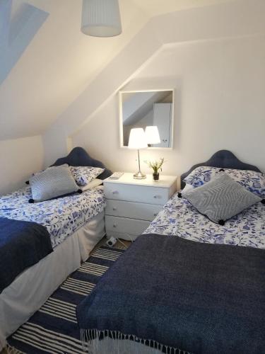 two beds sitting next to each other in a bedroom at The Small House in Listowel