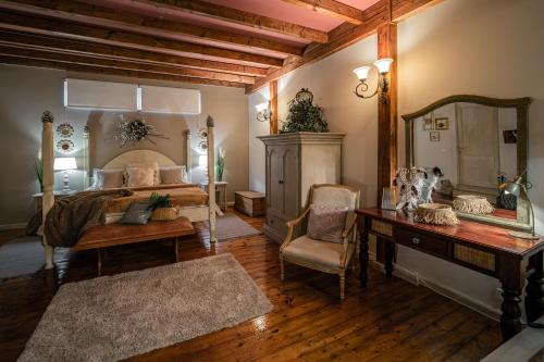 a bedroom with a bed and a desk and a mirror at The lemon tree in Vilaflor