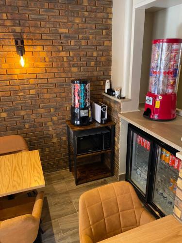 een kamer met een bakstenen muur en een tafel en stoelen bij Angleterre Hotel in Parijs