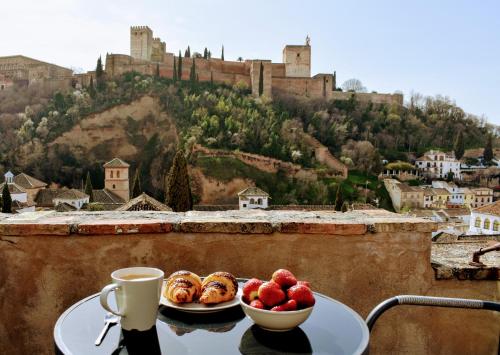 グラナダにあるApartamentos Alhambraの- テーブル(フルーツボウル1杯、コーヒー1杯付)