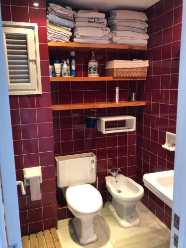 un bagno con un water e un lavandino di Apartamento de playa Valmar - Beachfront exclusive residential a El Perellonet
