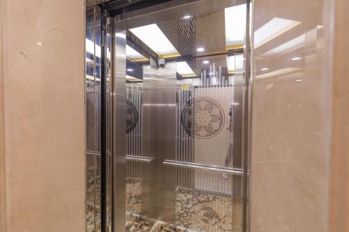 porta a vetri della doccia in camera di Tường Vy 2 Hotel a Da Lat