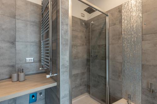 um chuveiro com uma porta de vidro na casa de banho em Mauro Apartment em Rapallo