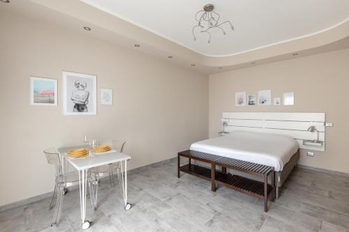 um quarto branco com uma cama e uma mesa em Mauro Apartment em Rapallo