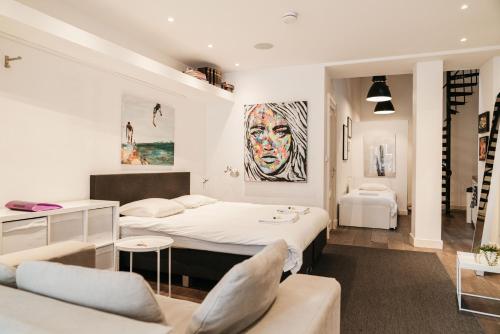 アムステルダムにあるSpui apartment in centerのベッドルーム1室(ベッド2台、ソファ付)