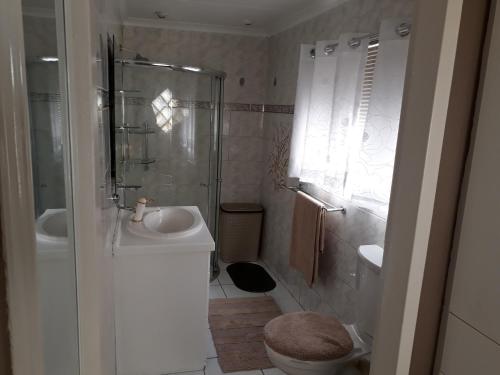 A bathroom at Robertsham (Halaal) Self Catering Cottages