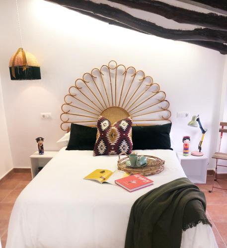 Onil的住宿－La Casa de La Menora，卧室配有一张白色大床和木制床头板