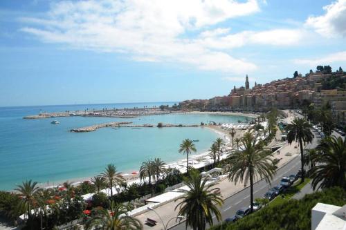 app Le Rocazur avec piscine et parking en bord de mer à 500M du centre ville