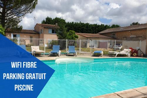 a large swimming pool with chairs and a fence at Bel Appartement T2 Climatisé avec piscine Poitiers-Futuroscope-CREPS de Poitiers in Vouneuil-sous-Biard