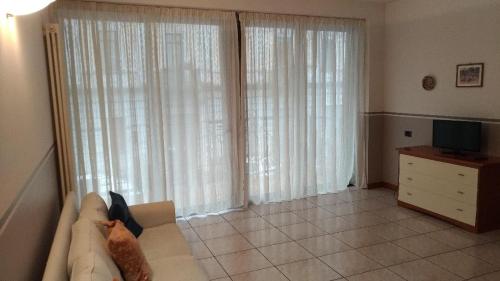 salon z kanapą i telewizorem w obiekcie Matisse1 w Bergamo