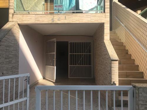 un edificio con una puerta y escaleras delante en Sobrado 03 na Praia de Bombas, en Bombinhas