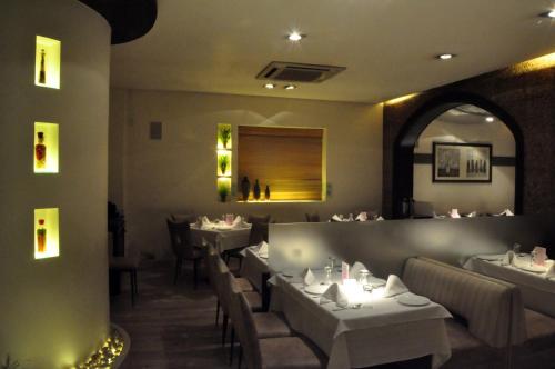 Un restaurante o sitio para comer en Abbott Hotel