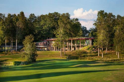 a view of the clubhouse from the golf green at Öijared Resort in Floda