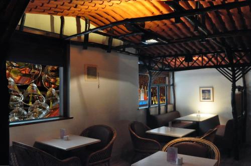 Un restaurante o sitio para comer en Abbott Hotel