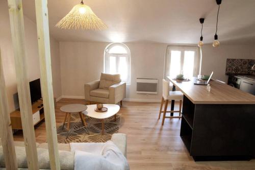 un salon avec un canapé et une table et une cuisine dans l'établissement T2 au calme , Centre Historique , Entrée Autonome, à Montélimar