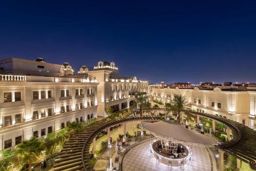 een groot gebouw met een binnenplaats ervoor bij Vittori Palace Hotel and Residences in Riyad