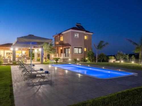 Bazén v ubytování Luxurious Villa David nebo v jeho okolí