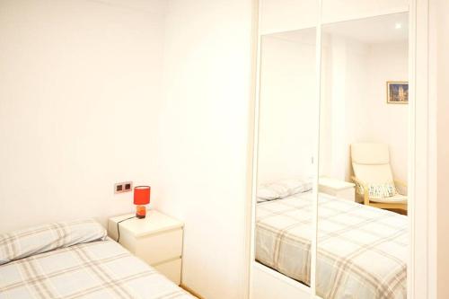 Un pat sau paturi într-o cameră la Piso céntrico en Torrelavega