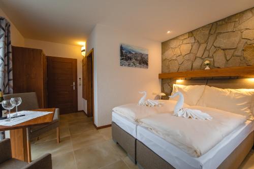 Postel nebo postele na pokoji v ubytování Wellness Hotel Ondrášův dvůr
