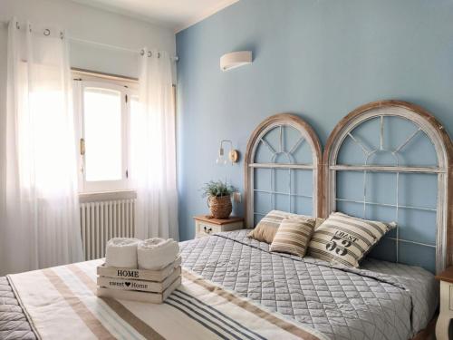 1 dormitorio con 1 cama grande y paredes azules en Dimora Mediterranea, en Mattinata