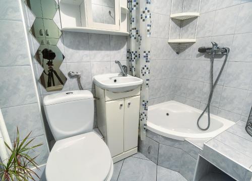 een badkamer met een toilet, een wastafel en een douche bij Studio Wolność 2 - NoclegiSopot in Sopot