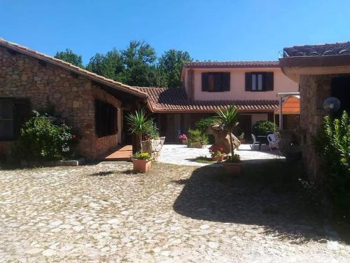 Villanova StrisailiにあるHotel IL Nido dell'Aquilaの中庭付きの家の景色を望めます。