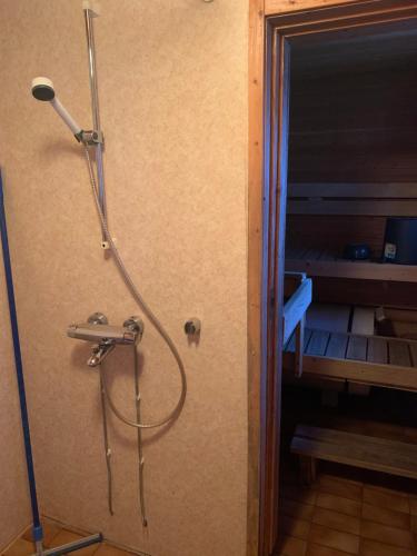 um chuveiro na casa de banho com uma cabeça de chuveiro em Lohelanranta em Kemijärvi