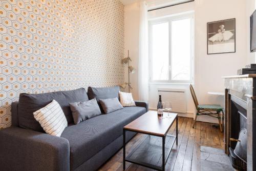 un salon avec un canapé et une table dans l'établissement DIFY Magique - Part Dieu, à Villeurbanne