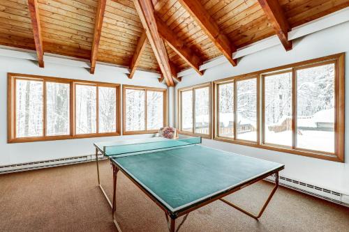 Sugarbush VillageにあるSugar Run 24の窓のある部屋にある卓球台