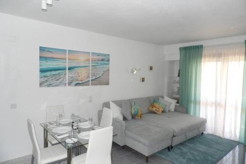 een woonkamer met een bank en een tafel bij Happy House-fantastic holiday with all amenities in Albufeira